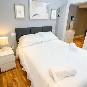 Deluxe One-Bedroom Apartment